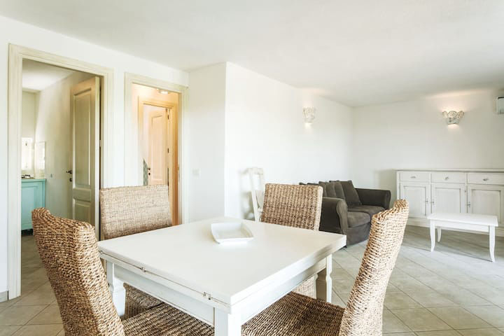 Agenzia Immobiliare vendite e affitti case appartamenti ville casali stazzi Costa Smeralda, Arzachena, Palau, Cannigione, la Conia, Baja Sardinia, Porto Cervo, Porto Sole, Abbiadori, Costa Smeralda e Porto Rotondo.