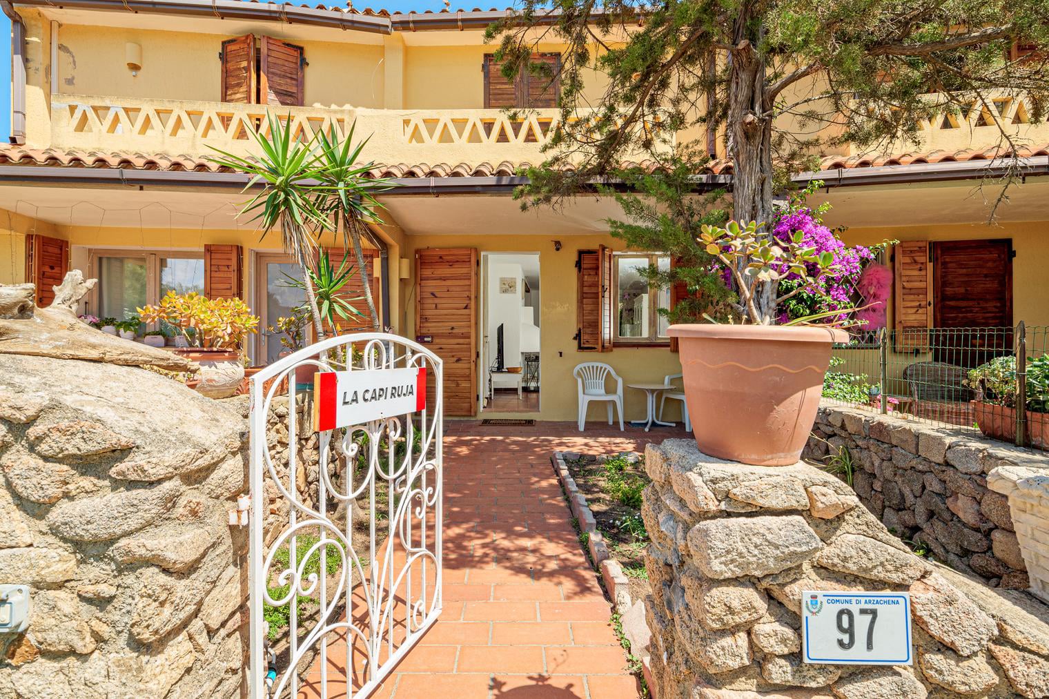 Agenzia Immobiliare vendite e affitti case appartamenti ville casali stazzi Costa Smeralda, Arzachena, Palau, Cannigione, la Conia, Baja Sardinia, Porto Cervo, Porto Sole, Abbiadori, Costa Smeralda e Porto Rotondo.