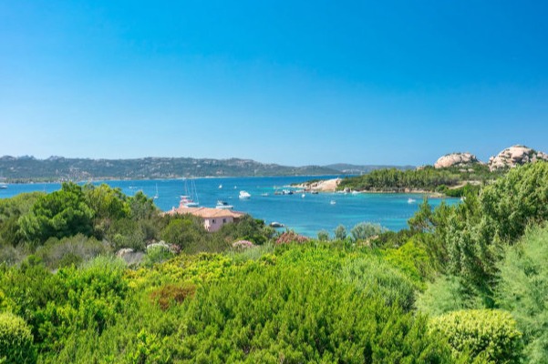 Agenzia Immobiliare vendite e affitti case appartamenti ville casali stazzi Costa Smeralda, Arzachena, Palau, Cannigione, la Conia, Baja Sardinia, Porto Cervo, Porto Sole, Abbiadori, Costa Smeralda e Porto Rotondo.