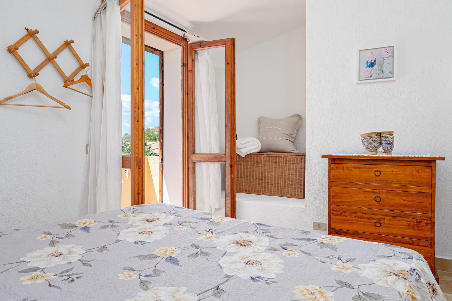Agenzia Immobiliare vendite e affitti case appartamenti ville casali stazzi Costa Smeralda, Arzachena, Palau, Cannigione, la Conia, Baja Sardinia, Porto Cervo, Porto Sole, Abbiadori, Costa Smeralda e Porto Rotondo.