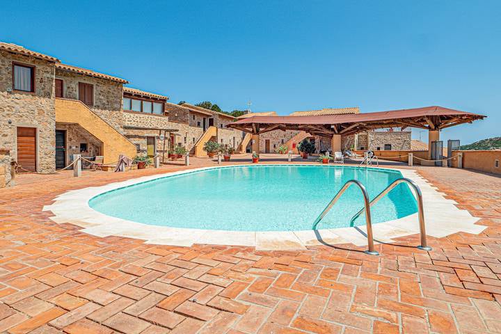 Agenzia Immobiliare vendite e affitti case appartamenti ville casali stazzi Costa Smeralda, Arzachena, Palau, Cannigione, la Conia, Baja Sardinia, Porto Cervo, Porto Sole, Abbiadori, Costa Smeralda e Porto Rotondo.