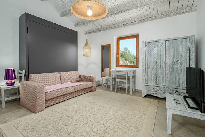 Agenzia Immobiliare vendite e affitti case appartamenti ville casali stazzi Costa Smeralda, Arzachena, Palau, Cannigione, la Conia, Baja Sardinia, Porto Cervo, Porto Sole, Abbiadori, Costa Smeralda e Porto Rotondo.